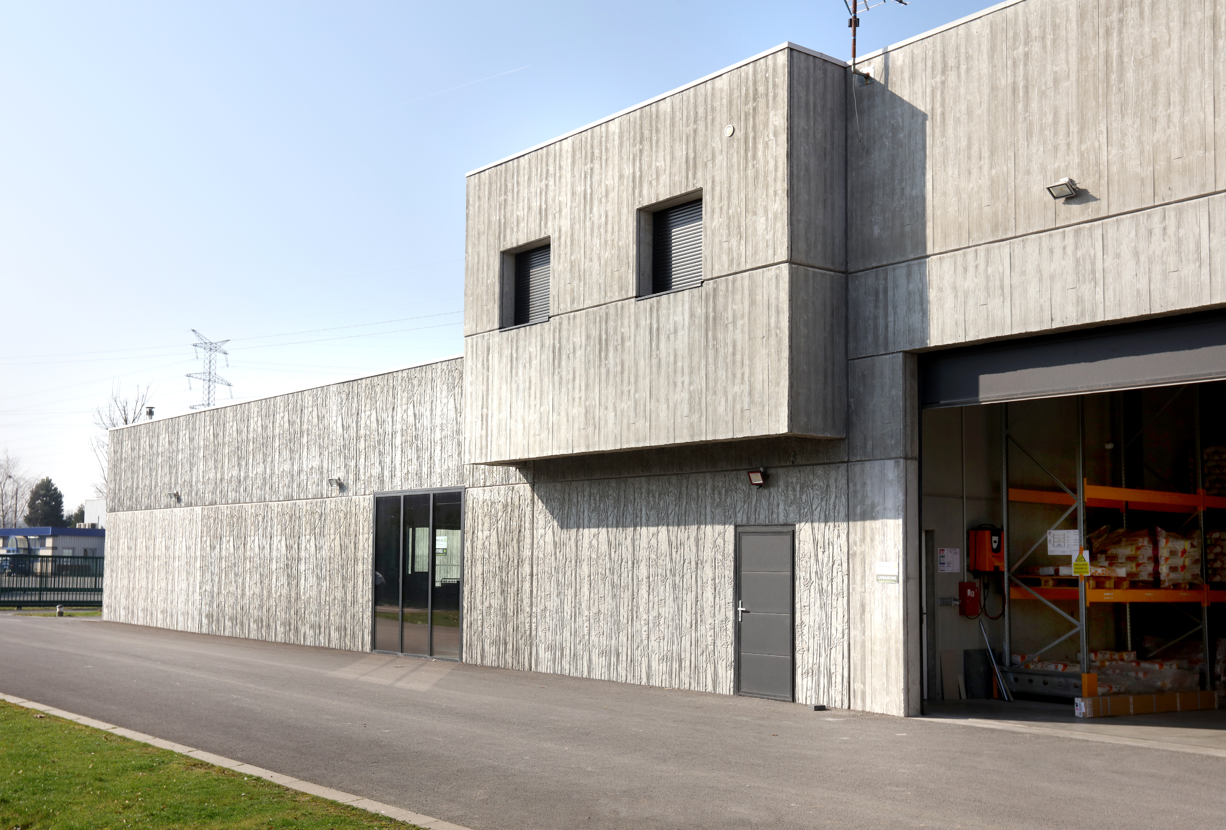 Panneaux en béton préfabriqué avec revêtement texturé